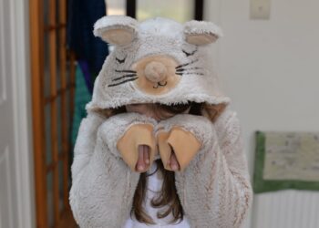 Veterinarian does something incredible to make terrified dog more comfortable