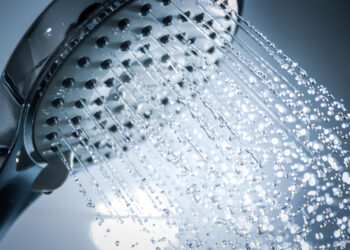 How to clean the showers to have the right water pressure?